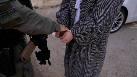 بالصور : حملة للشرطة بجرائم جنائية في ابو غوش وبيت حنينا ودير حنا وعيلوط 